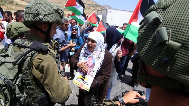 Nabuls - maio de 2017 - palestinos manifestam apoio a prisioneiros em greve de fome e soldados israelenses controlam protesto